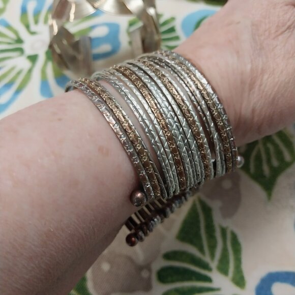 3365 Stone Bead Necklace plus two Cuff Bracelets, Estate Finds. - Picture 12 of 12